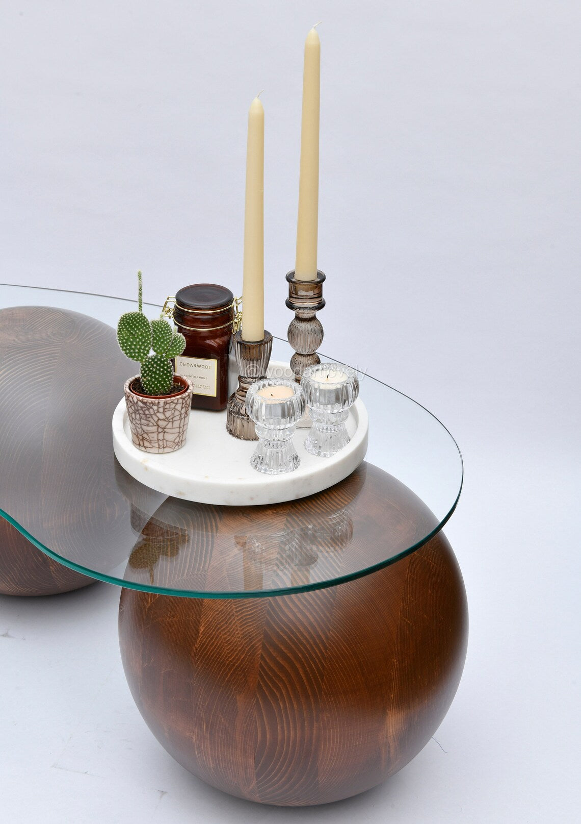 Mesa de centro con bolas de madera de nogal, mesa central, bolas de madera, mesa de vidrio con bolas de madera