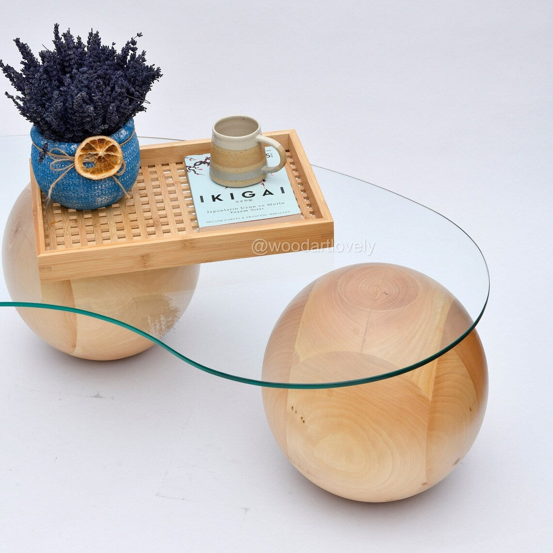 Mesa de centro con bolas de madera natural, mesa de centro, bolas de madera, mesa de vidrio con bolas de madera